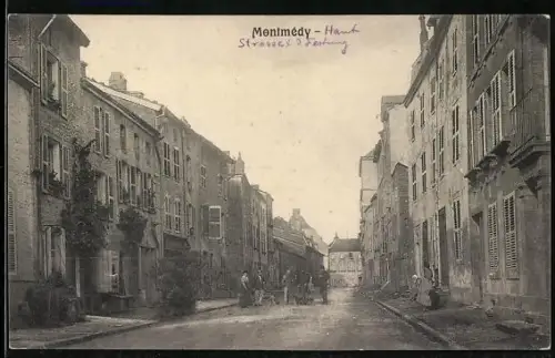 AK Montmédy, Rue principale animée avec habitants et bâtiments historiques