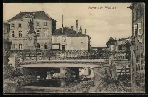 AK Fresnes-en-Woëvre, Vue du pont avec monument et bâtiments adjacents
