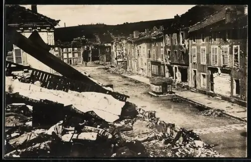 AK Saint-Mihiel, Rue dévastée après le bombardement pendant la Première Guerre mondiale