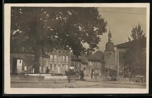 AK Romagne-sous-les-Côtes, Vue de la place du village avec l`église et les bâtiments environnants