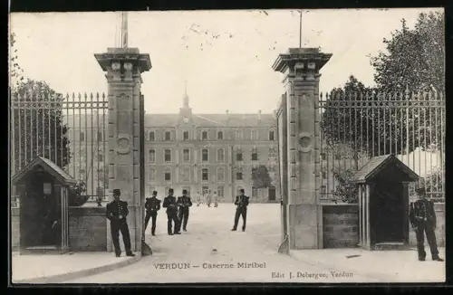 AK Verdun, Caserne Miribel avec soldats à l`entrée