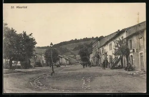 AK St. Maurice, Rue principale avec maisons et colline en arrière-plan
