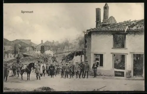 AK Apremont, Soldats devant des ruines d`une maison après bataille