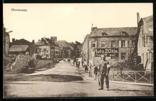 AK Montmédy, Rue principale animée avec passants et bâtiments historiques
