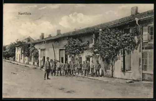 AK Nantillois, Soldats devant un bâtiment militaire