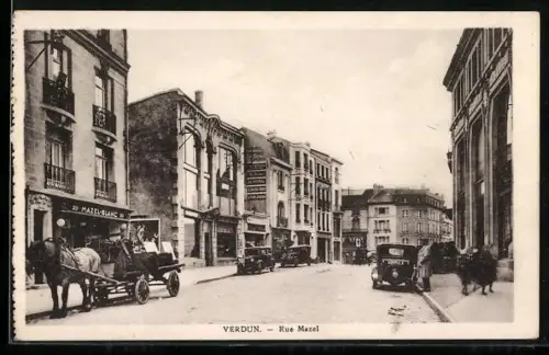 AK Verdun, Rue Mazel avec voitures et calèches animées