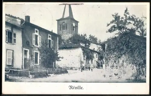 AK Réville, Vue de la rue principale avec l`église en arrière-plan