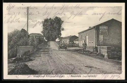 AK Rouvrois /Verdun, Vue du village avec route et bâtiments sur le front occidental de Verdun