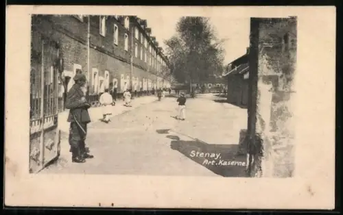 AK Stenay, Art-Kaserne avec soldats et enfants jouant dans la cour