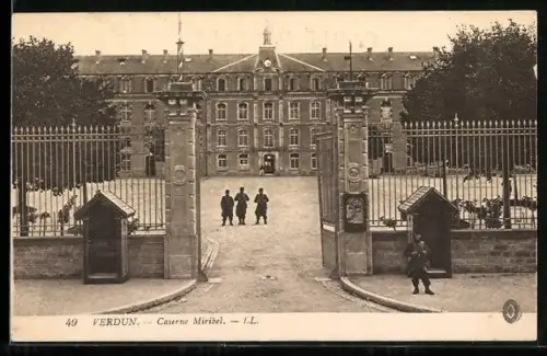 AK Verdun, Caserne Miribel avec soldats devant l`entrée principale