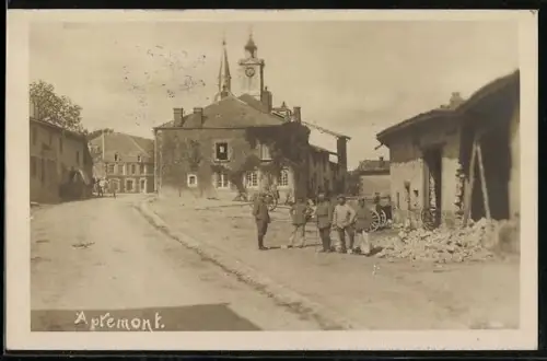 AK Apremont, Soldats sur la place du village avec bâtiment à horloge en arrière-plan
