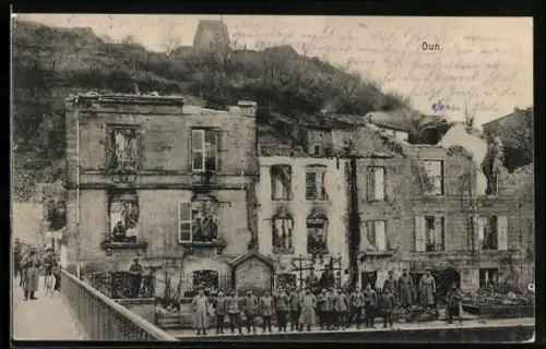 AK Dun, Bâtiments endommagés avec soldats au premier plan