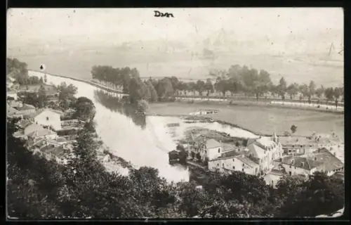 AK Dun-sur-Meuse, Vue aérienne du village et de la rivière entourée d`arbres