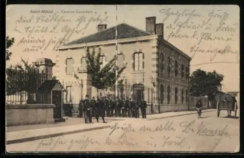 AK Saint-Mihiel, Caserne Canrobert avec soldats devant l`entrée