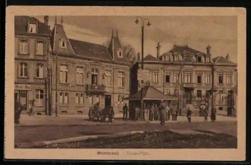 AK Montmédy, Kaiser-Platz, mit Soldaten und Kiosk