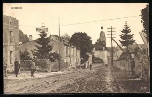 AK Spincourt, Rue principale avec vue sur l`église et passants