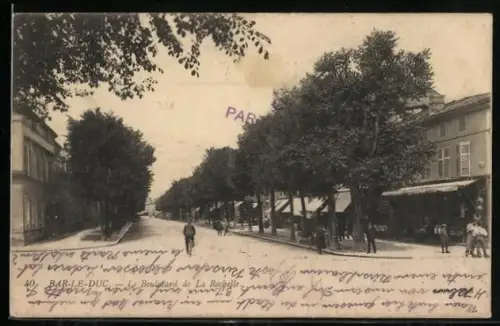 AK Bar-le-Duc, Boulevard de La Rochelle avec passants et arbres alignés