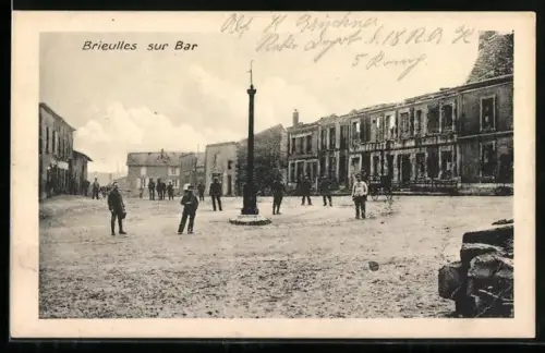 AK Brieulles-sur-Bar, Scène de rue animée avec habitants sur la place centrale