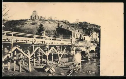 AK Dun-sur-Meuse, Pont en bois et vue sur la colline avec bâtiments historiques