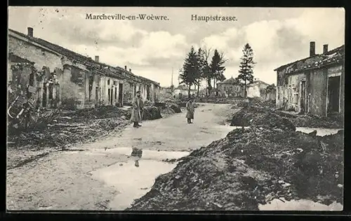 AK Marcheville-en-Woëvre, Hauptstrasse avec bâtiments endommagés et deux personnes dans la rue boueuse