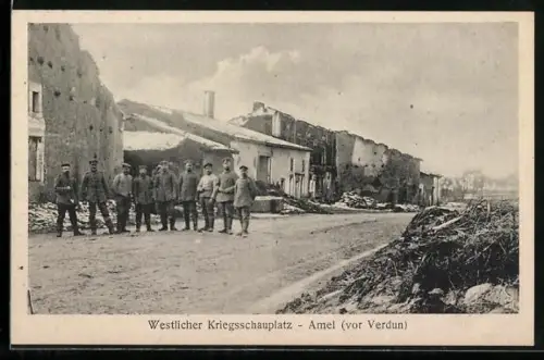 AK Amel /Verdun, Soldats devant des bâtiments endommagés sur le front occidental