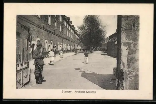 AK Stenay, Caserne d`artillerie avec soldats et enfants jouant dans la cour