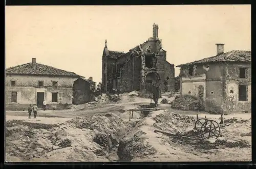 AK Boinville-en-Woëvre, Vue du village détruit avec église en ruines et maisons environnantes