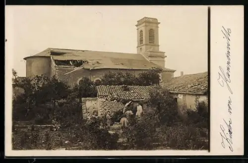 AK Hannonville, Église avec jardin et villageois à l`avant-plan