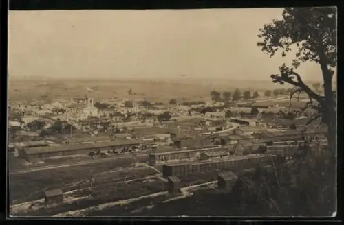 AK Hattonville, Vue panoramique du village avec voies ferrées et campagne environnante