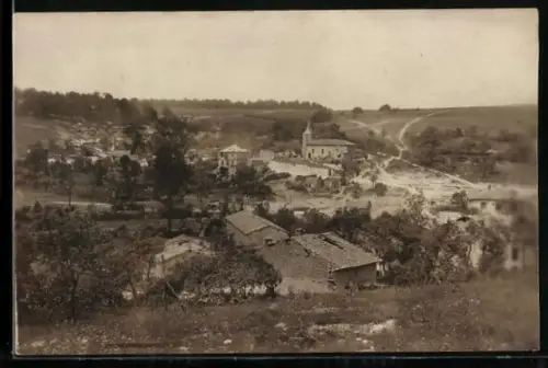 AK Flabas, Vue du village avec paysage rural et collines environnantes