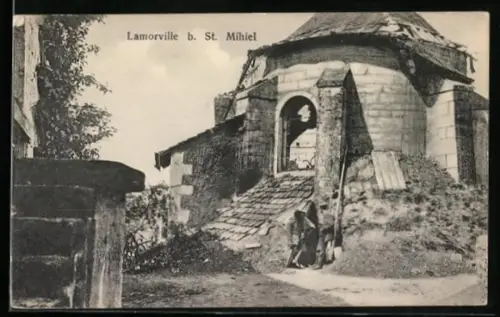 AK Lamorville /St. Mihiel, Vue d`un bâtiment en pierre avec des personnages au premier plan