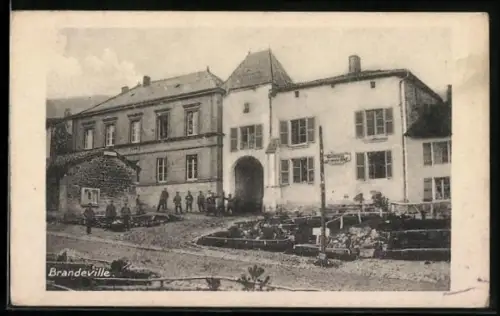 AK Brandeville, Vue du bâtiment historique avec des habitants devant l`entrée