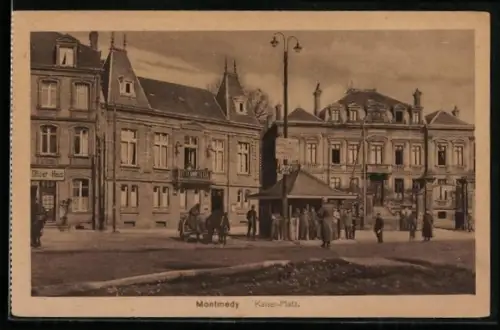 AK Montmédy, Kaiser-Platz avec bâtiments historiques et passants