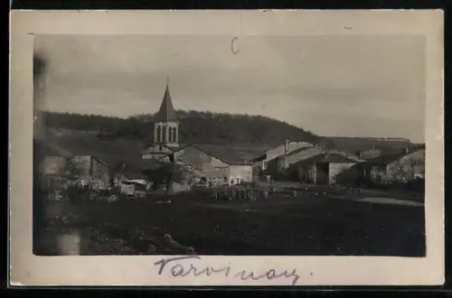 AK Varvinay, Vue du village avec l`église et les collines environnantes