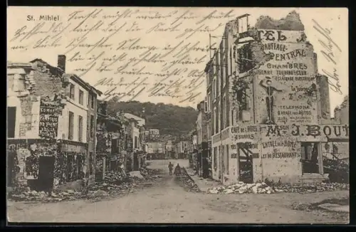 AK St. Mihiel, Rue avec bâtiments endommagés et enseignes d`hôtel