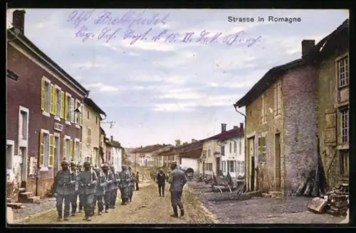AK Romagne, Soldats marchant dans la rue principale du village