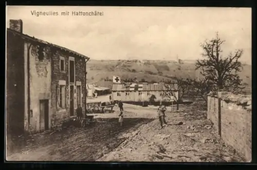 AK Vigneulles-lès-Hattonchâtel, Rue du village avec bâtiments et paysage en arrière-plan