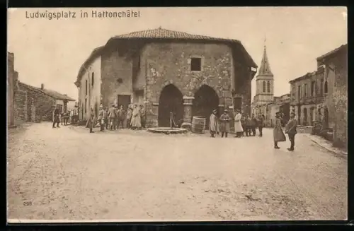AK Hattonchâtel, Ludwigsplatz avec vue sur le clocher et la place animée