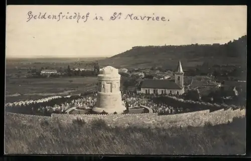 AK St. Maurice, Cimetière des héros avec monument et église en arrière-plan