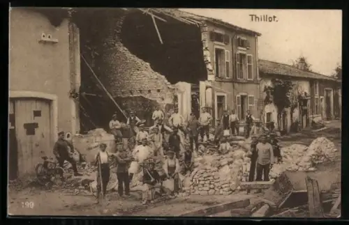AK Thillot, Scène de reconstruction avec ouvriers devant un bâtiment endommagé