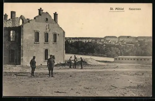 AK St. Mihiel, Kasernen avec soldats devant un bâtiment en ruines