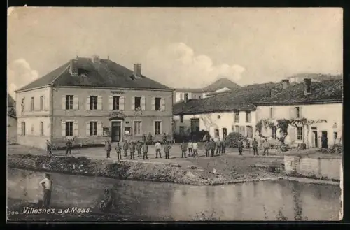 AK Villosnes /Meuse, Vue du bâtiment principal et des habitants au bord de la rivière