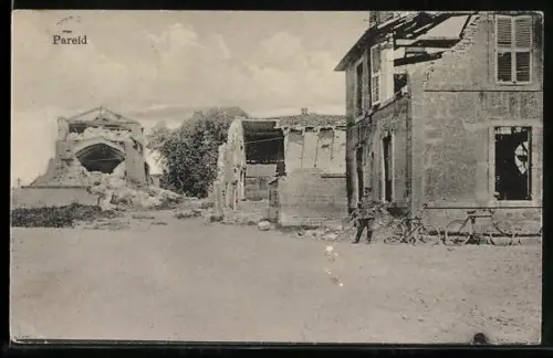 AK Pareid, Vue des bâtiments en ruines dans la rue principale