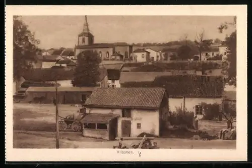 AK Vilosnes, Vue du village avec église en arrière-plan