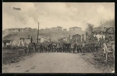 AK Cheppy, Soldats regroupés devant les ruines du village
