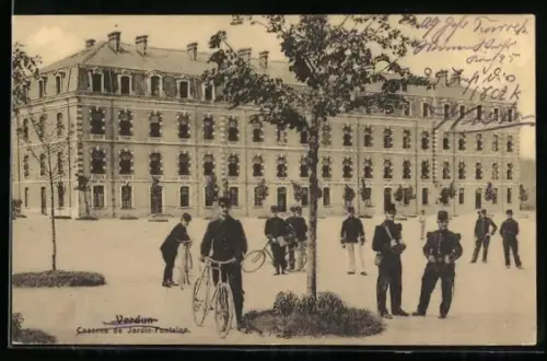 AK Verdun, Caserne du Jardin-Fontaine avec militaires et vélos