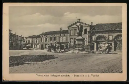 AK Damvillers, Vue de la place centrale avec statue et charrette