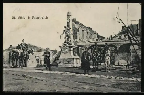 AK St. Mihiel, Soldats à cheval devant le monument dans une rue en ruines