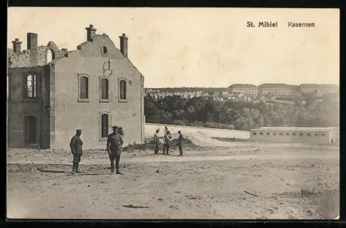 AK St. Mihiel, Kasernen et soldats devant les bâtiments militaires, ruine