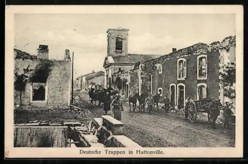 AK Hattonville, Troupes allemandes dans la rue principale du village en ruines